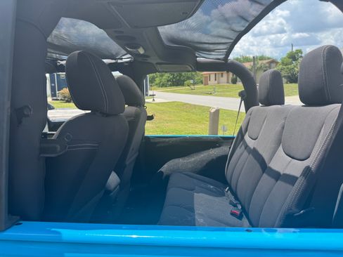 Used 2017 Jeep Wrangler Sahara w/ Connectivity Group AWD/4WD image 13