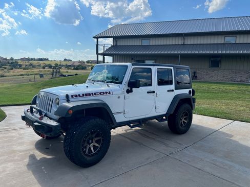 Used 2015 Jeep Wrangler Unlimited Rubicon w/ Connectivity Group image 1