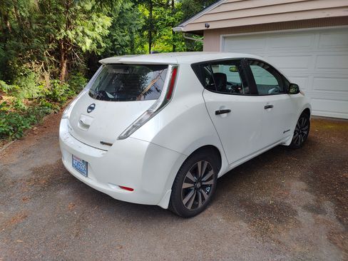 Used 2015 Nissan Leaf SL FWD image 2