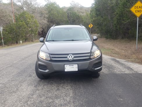 Used 2015 Volkswagen Tiguan S image 2