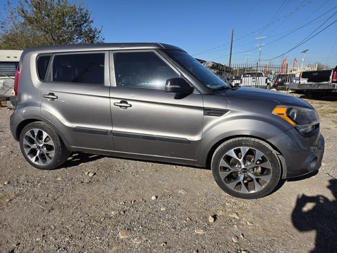 Used 2013 Kia Soul ! image 1