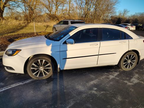 Used 2011 Chrysler 200 S image 9