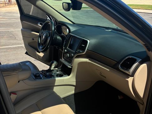 Used 2017 Jeep Grand Cherokee Limited AWD/4WD image 9