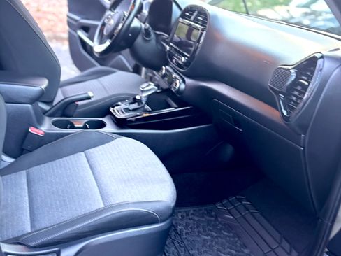 Used 2020 Kia Soul EX image 4