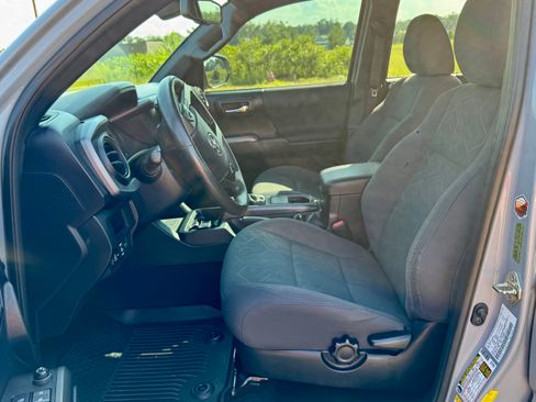 Used 2018 Toyota Tacoma TRD Off-Road w/ Technology Package AWD/4WD image 21