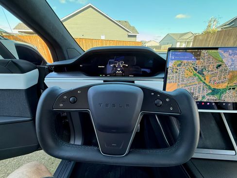 Used 2022 Tesla Model X Plaid image 14