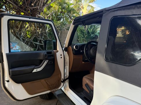 Used 2018 Jeep Wrangler Sahara w/ Dual Top Group AWD/4WD image 9