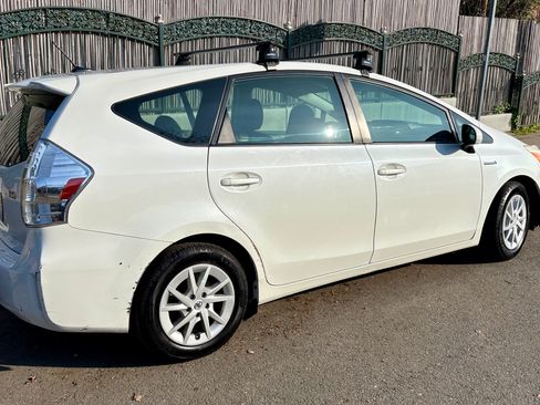Used 2012 Toyota Prius V Five image 9