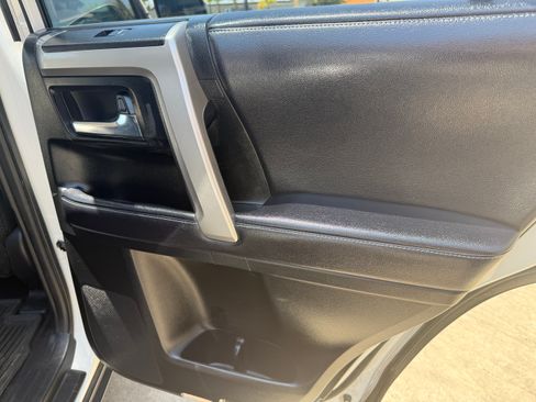 Used 2018 Toyota 4Runner SR5 AWD/4WD image 18