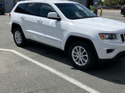 Used 2014 Jeep Grand Cherokee Laredo w/ 18" Wheel & 8.4" Radio Group AWD/4WD image 2