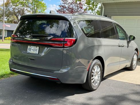 Used 2022 Chrysler Pacifica Touring-L FWD image 8