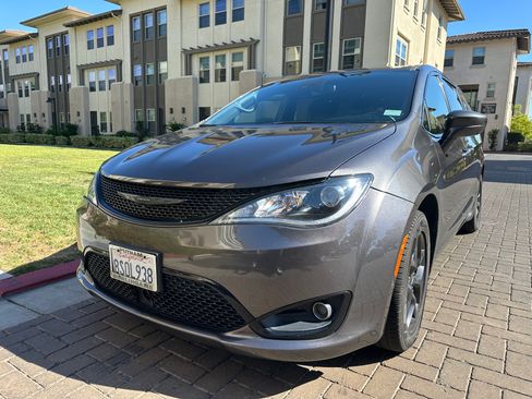 Used 2020 Chrysler Pacifica Touring w/ Advanced Safetytec Group image 1