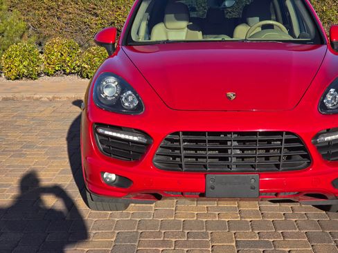 Used 2014 Porsche Cayenne GTS image 9
