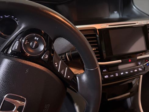 Used 2017 Honda Accord Touring image 8