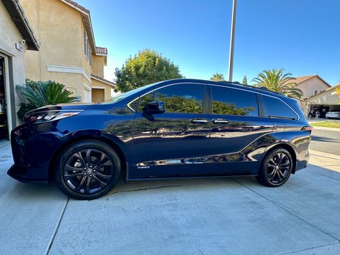 Used 2021 Toyota Sienna XSE image 1