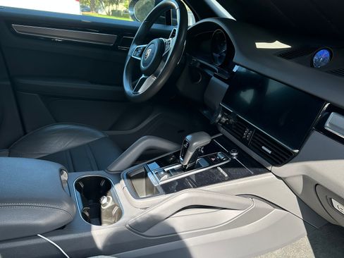 Used 2022 Porsche Cayenne Platinum Edition AWD/4WD image 2