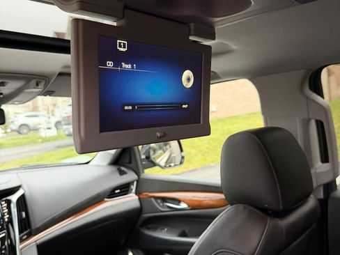 Used 2015 Cadillac Escalade Premium image 30