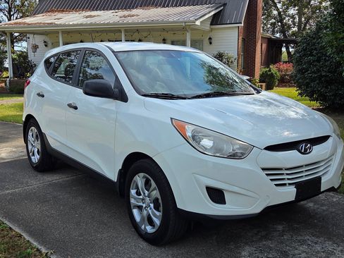 Used 2011 Hyundai Tucson GL image 4