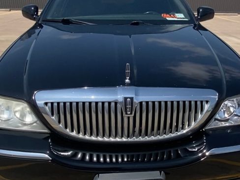 Used 2011 Lincoln Town Car Signature Limited image 19