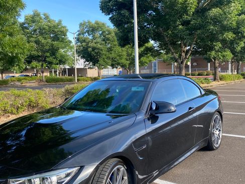 Used 2018 BMW M4 Convertible w/ Competition Package RWD image 6