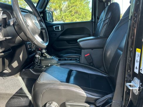 Used 2019 Jeep Wrangler Unlimited Sahara image 25