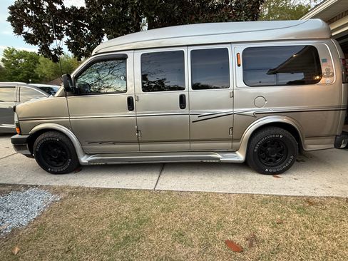 Used 2004 Chevrolet Express 1500 image 1