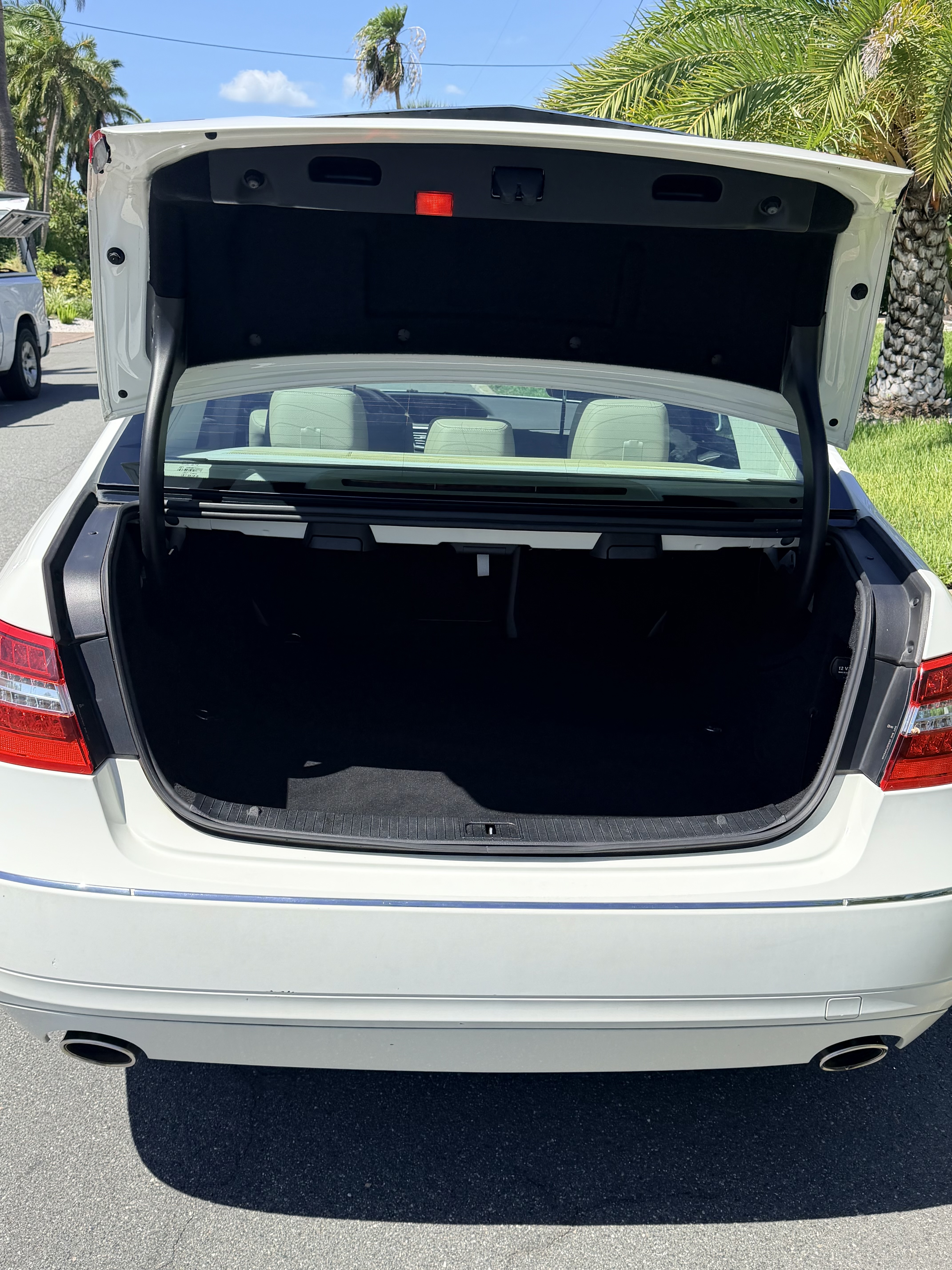 Used 2010 Mercedes-Benz E 350 4MATIC Sedan image 13