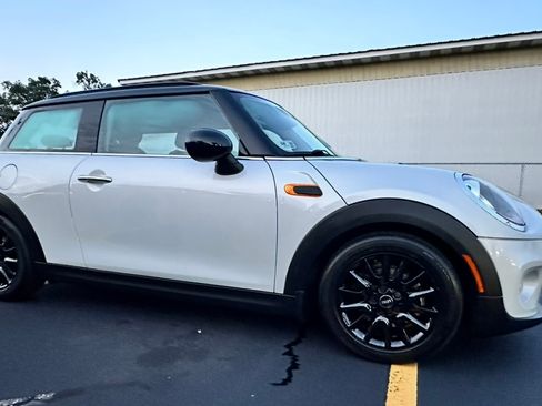 Used 2017 MINI Cooper 2-Door Hardtop image 4