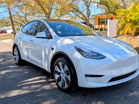 Used 2022 Tesla Model Y Long Range image 6