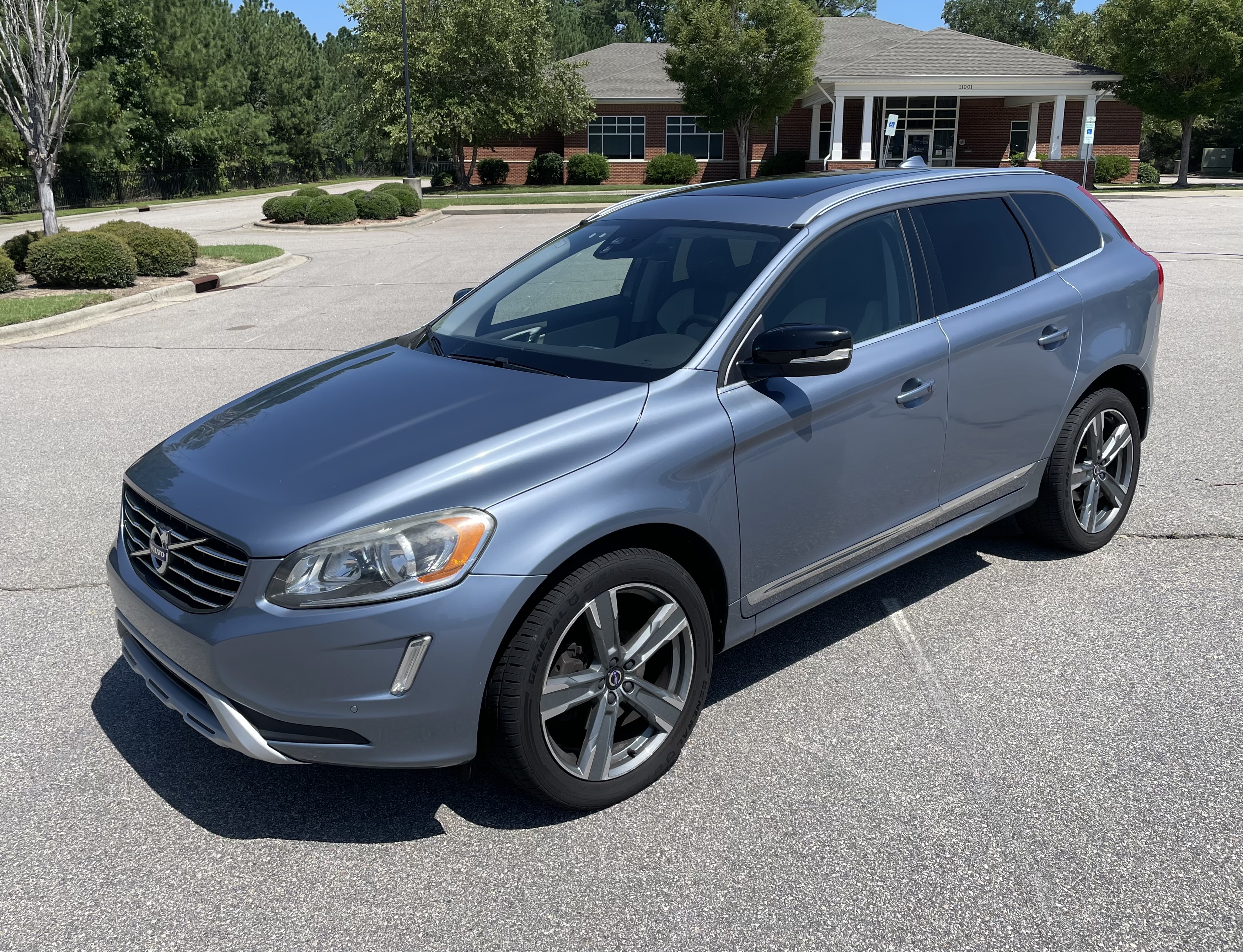 Used 2017 Volvo XC60 T5 Dynamic w/ Preferred Option Package FWD image 1