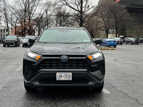Used 2020 Toyota RAV4 LE image 2