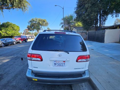 Used 2002 Toyota Sienna XLE FWD image 2