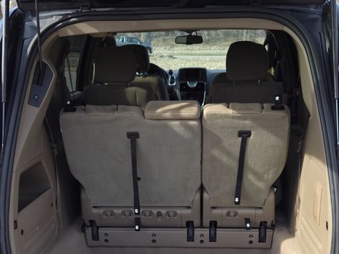 Used 2011 Chrysler Town & Country Touring w/ Driver Convenience Group image 8