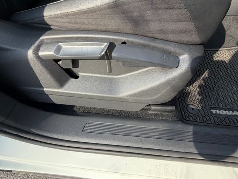 Used 2018 Volkswagen Tiguan SE image 19