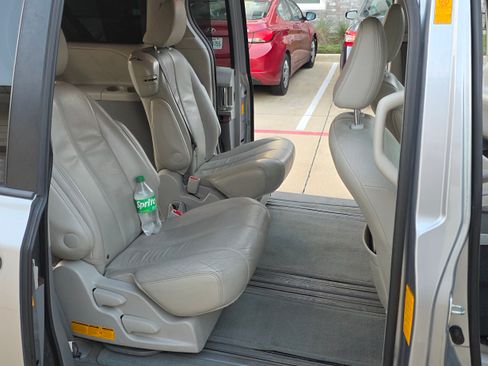 Used 2013 Toyota Sienna XLE w/ Entertainment Pkg image 16