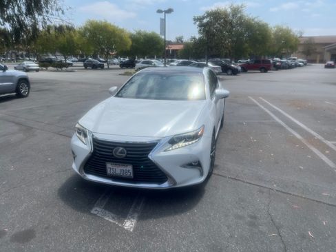 Used 2016 Lexus ES 350 w/ Luxury Package w/Wood Trim FWD image 4