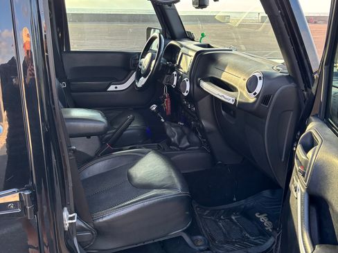 Used 2015 Jeep Wrangler Unlimited Sahara image 15