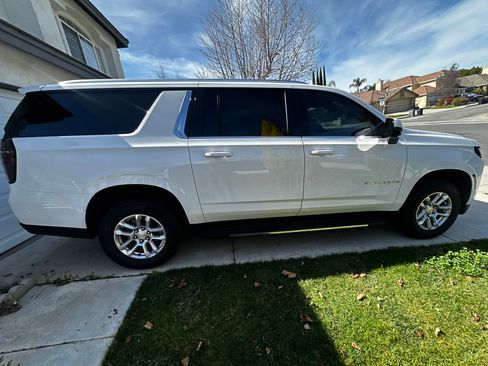Used 2025 Chevrolet Suburban LT w/ Sun And Tow Package image 5