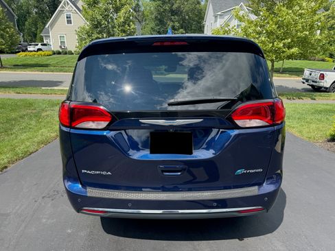 Used 2018 Chrysler Pacifica Limited w/ Advanced Safetytec Group FWD image 12