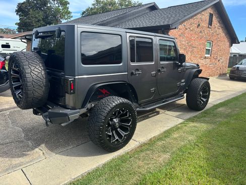Used 2018 Jeep Wrangler Unlimited Sahara AWD/4WD image 4