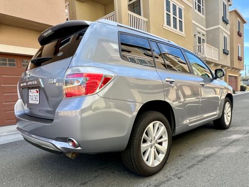 Used 2010 Toyota Highlander Hybrid Sport Utility 4D image 4