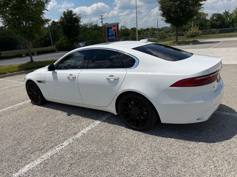 Used 2022 Jaguar XF SE RWD image 5
