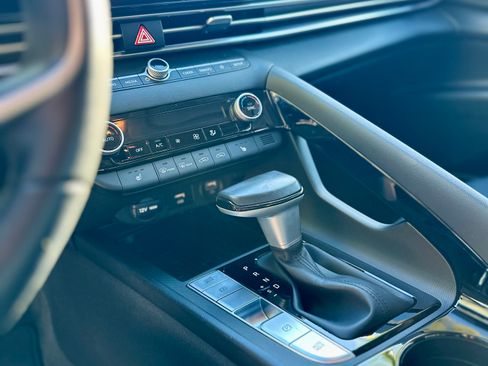 Used 2023 Hyundai Elantra Limited image 8