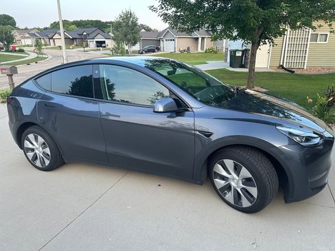 Used 2021 Tesla Model Y Long Range image 2