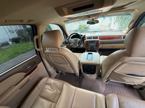 Used 2013 Chevrolet Avalanche LTZ AWD/4WD image 15