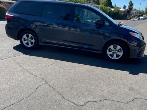 Used 2019 Toyota Sienna L image 2
