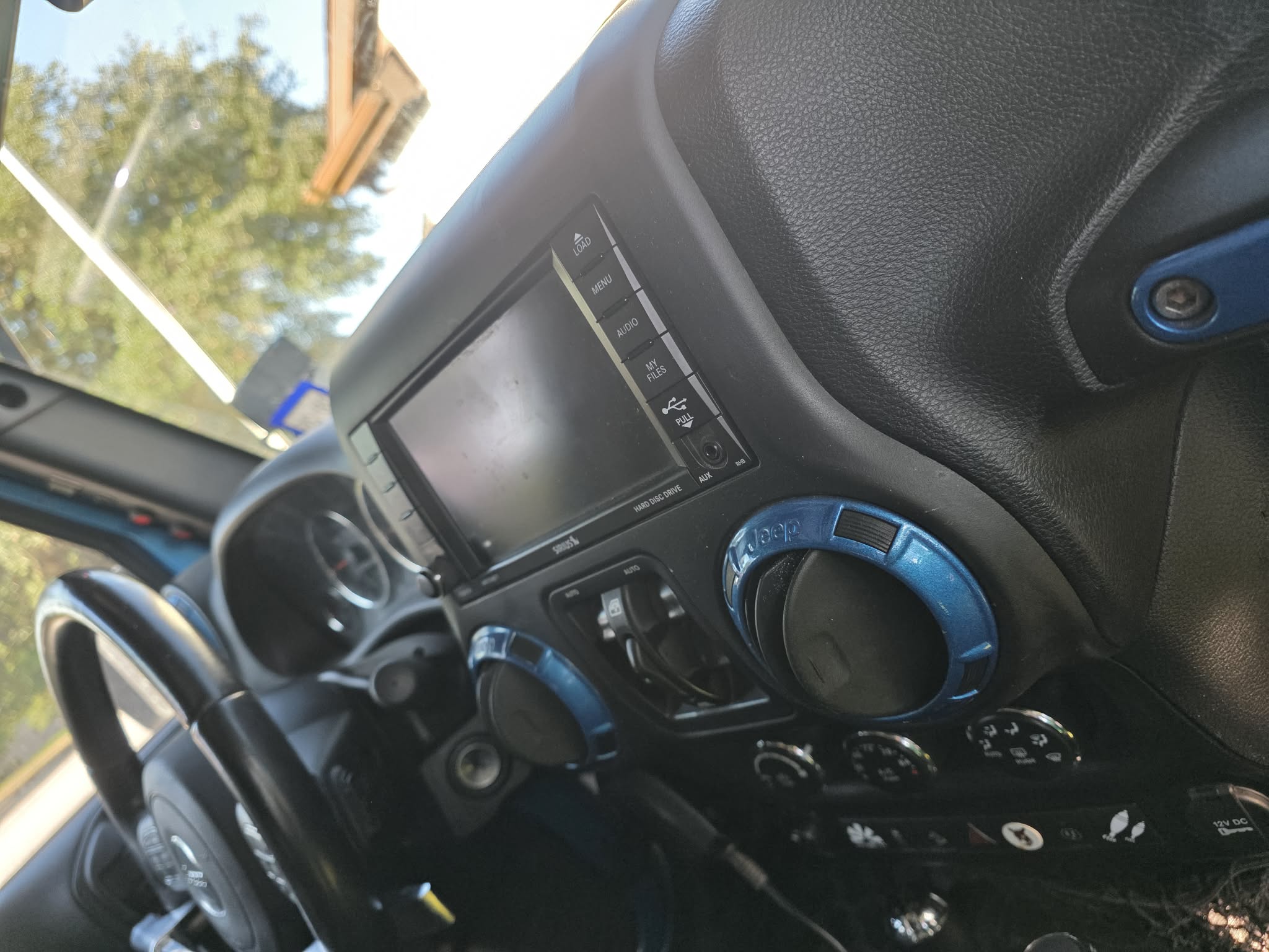 Used 2016 Jeep Wrangler Unlimited Rubicon w/ Connectivity Group AWD/4WD image 13