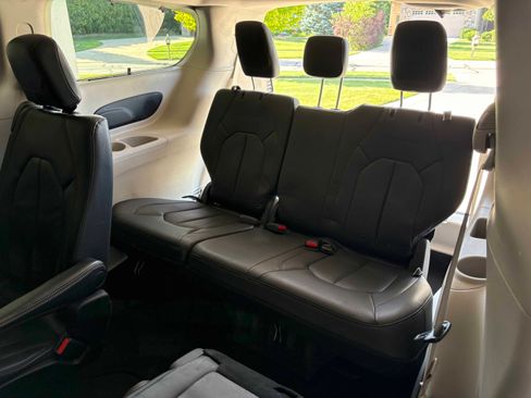Used 2017 Chrysler Pacifica Touring-L Plus FWD image 13