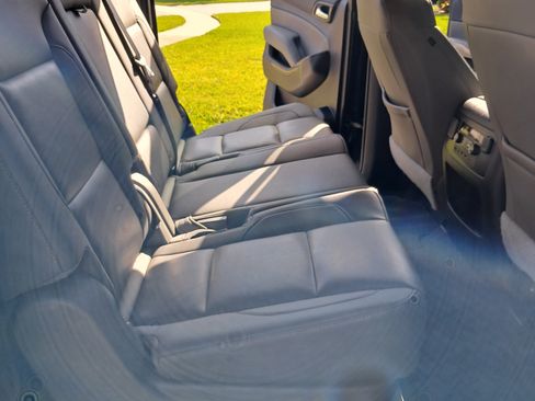 Used 2020 Chevrolet Suburban LT image 6