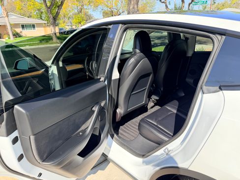 Used 2022 Tesla Model Y Performance image 11